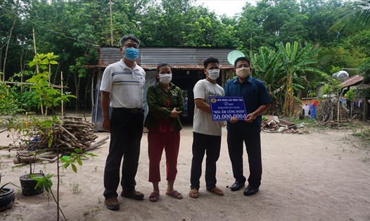 Trao kinh phí hỗ trợ xây dựng nhà Mái ấm công đoàn cho đoàn viên khó khăn - Ảnh LĐLĐ Tây Ninh cung cấp.
