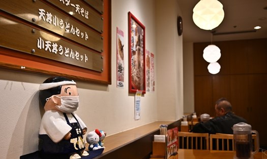 Búp bê đeo mặt nạ ở 1 nhà hàng thuộc khu vực Tokyo, Nhật Bản hôm 13.4. ảnh: AFP.