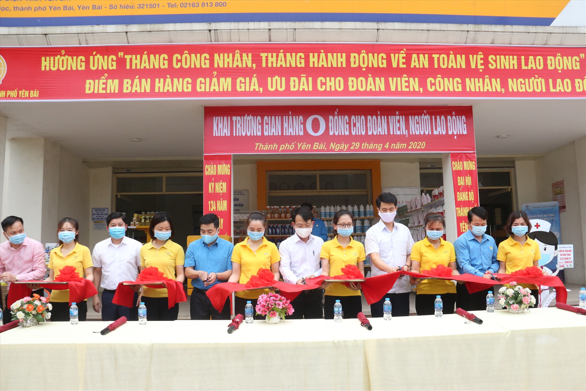 Lãnh đạo LĐLĐ TP.Yên Bái tổ chức khai trương "Gian hàng 0 đồng". Ảnh: A.M