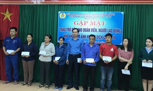 Ông Nguyễn Duy Minh, Chủ tịch LĐLĐ thành phố Đà Nẵng trao quà hỗ trợ người lao động tại quận Hải Châu sáng ngày 14.5. Ảnh: Tường Minh