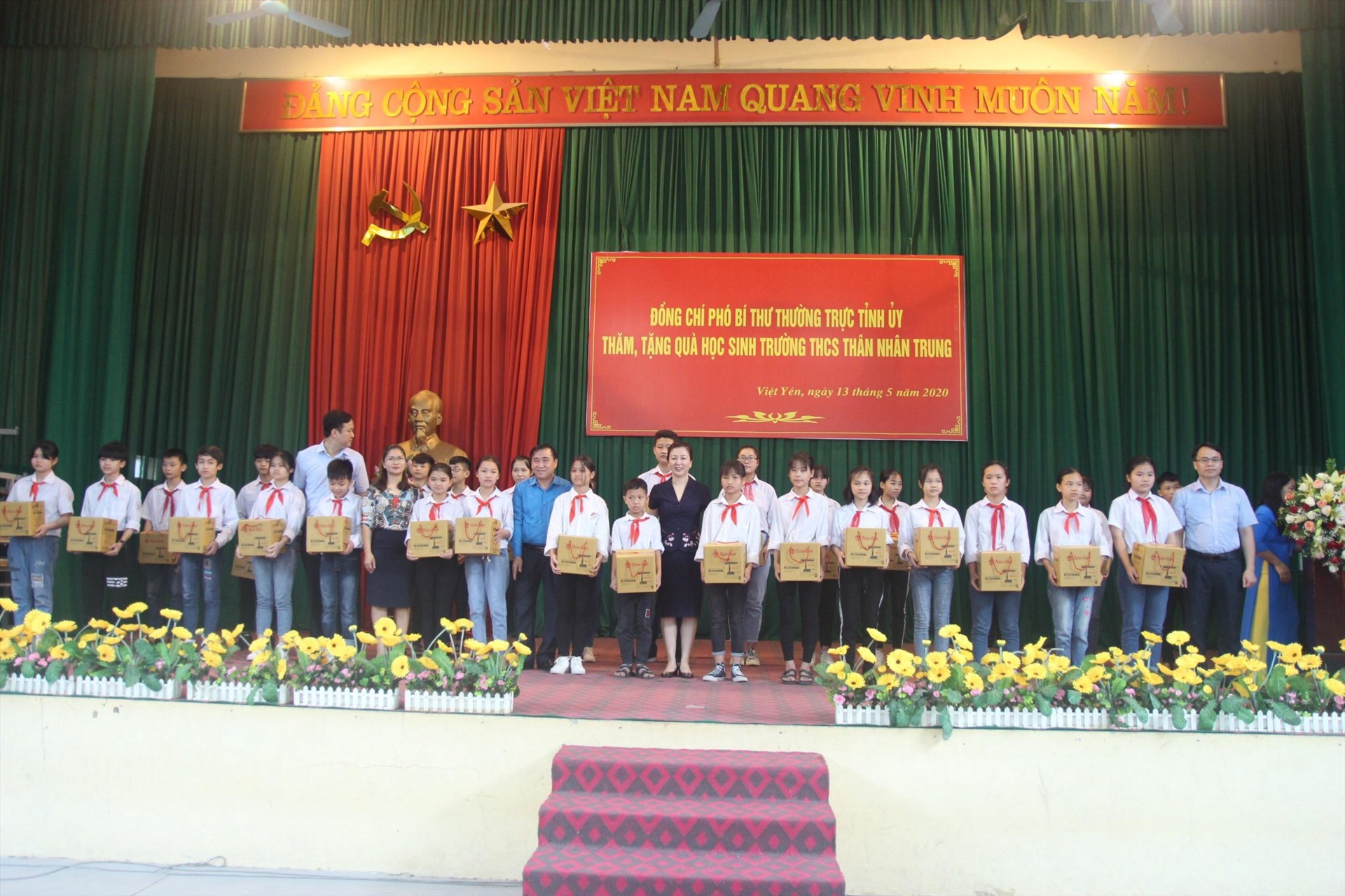 Các đồng chí lãnh đạo trao quà là những chiếc đèn bàn chống cận cho học sinh có hoàn cảnh khó khăn. Ảnh: Nguyễn Thị Mơ.