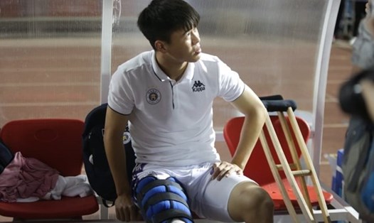 Duy Mạnh sẽ không thể thi đấu cho cả CLB lẫn đội  tuyển Việt Nam trong năm 2020 vì chấn thương đầu gối. Ảnh: Viên Đình
