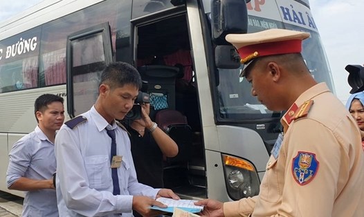 Phương tiện vận tải hành khách nằm trong kế hoạch tổng kiểm soát của lực lượng CSGT. Ảnh: Trần Vương.