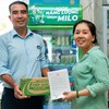 Đại diện Nestlé trao tặng phần quà MILO đến các chủ căn-tin trường học.