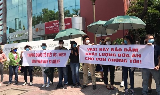 Phụ huynh tập trung phản đối chính sách học phí của Trường Dân lập Quốc tế Việt Úc vào ngày 14.5. Ảnh: Huyên Nguyễn