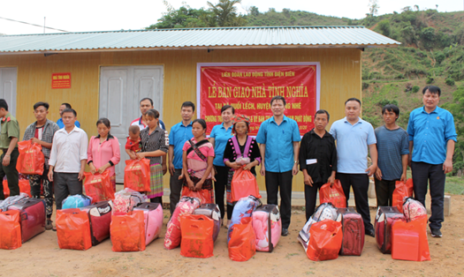 Lãnh đạo LĐLĐ tỉnh Điện Biên bàn giao nhà, tặng quà cho các hộ nghèo. Ảnh: N.Cường