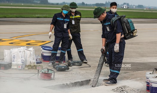 Sửa chữa đường cất hạ cánh tại sân bay Nội Bài. Ảnh Sơn Tùng