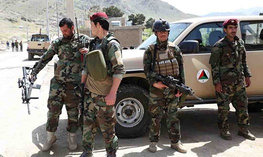 Các binh sĩ Afghanistan tại nơi xảy ra vụ tấn công tự sát ở Kabul, Afghanistan hôm 29.4. Ảnh: Reuters.