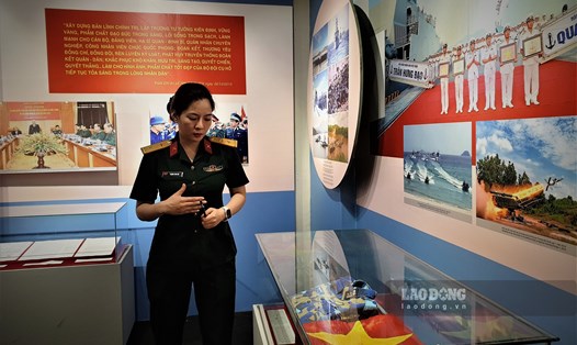 Trung úy Trịnh Thu Hà – Cán bộ Phòng tuyên truyền, Giáo dục - giới thiệu về bộ quân phục dã chiến của thuyền trưởng tàu 016. Ảnh: Phạm Đông