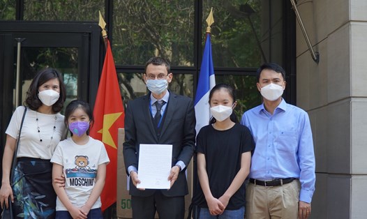 Hai bạn Lê Hà Anh, 14 tuổi, và Lê Mai Anh, 11 tuổi dùng tiền tiết kiệm để mua 5.000 khẩu trang y tế tặng các bạn Pháp. Ảnh: Đại sứ quán Pháp tại Việt Nam.