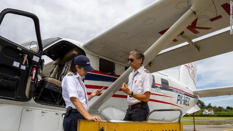 Nữ phi công Joyce Lin (trái) đã tử nạn trong một vụ tai nạn máy bay ở Indonesia. Ảnh: CNN