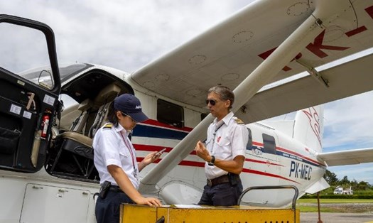 Nữ phi công Joyce Lin (trái) đã tử nạn trong một vụ tai nạn máy bay ở Indonesia. Ảnh: CNN