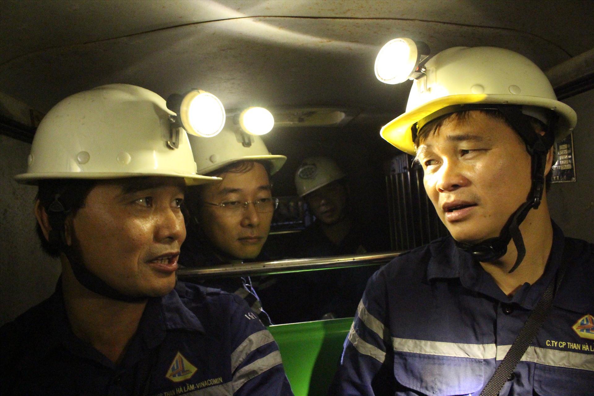 Phó Chủ tịch Tổng LĐLĐVN Ngọ Duy Hiểu (bên phải ảnh) thăm hỏi công nhân hầm lò. Ảnh: Quang Việt