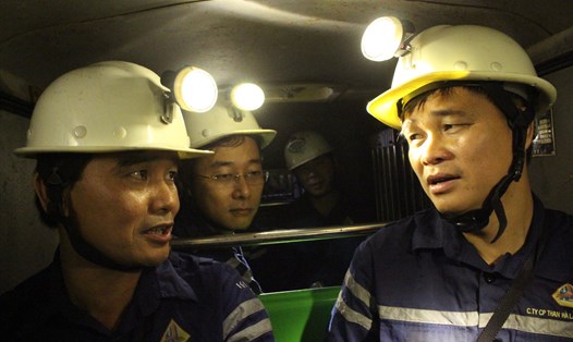 Phó Chủ tịch Tổng LĐLĐVN Ngọ Duy Hiểu (bên phải ảnh) thăm hỏi công nhân hầm lò. Ảnh: Quang Việt