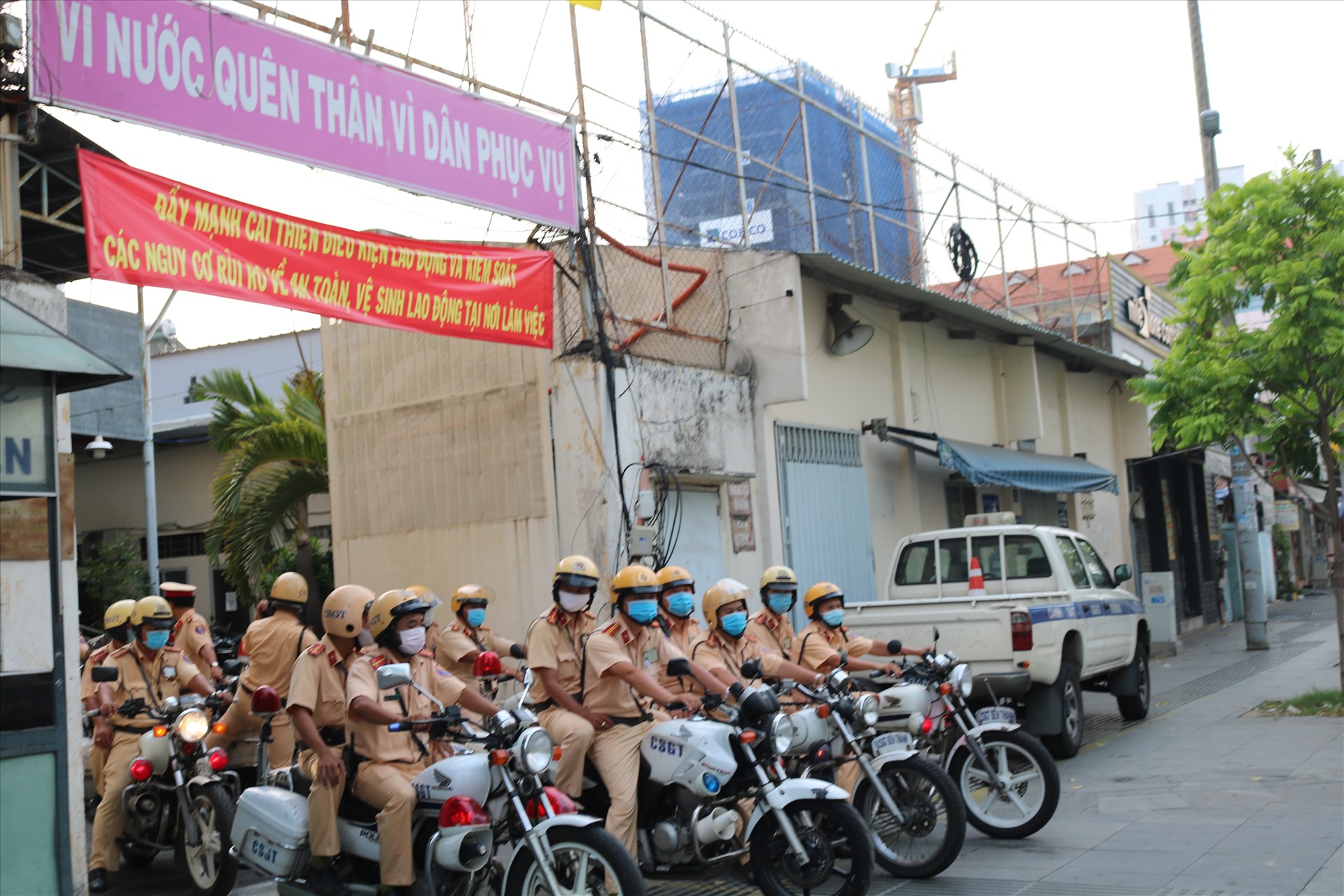 Đúng 6h sáng, toàn thể lực lượng CSGT TPHCM xuất phát. Ảnh: Huân Cao