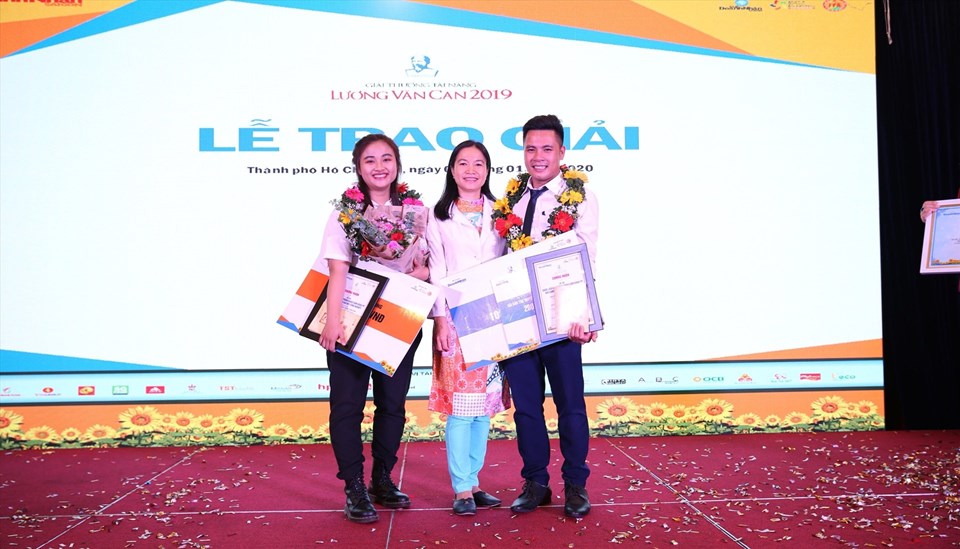 Nguyễn Hữu Tuấn và Hoàng Diễm Hằng (Trường Đại học Nông lâm TPHCM) với dự án Dược liệu 4.0 trồng nhân sâm trên quy mô công nghiệp đạt giải Lương Văn Can. Ảnh: Minh Khang Nguyễn Hữu Tuấn và Hoàng Diễm Hằng (Trường Đại học Nông lâm TPHCM) với dự án Dược liệu 4.0 trồng nhân sâm trên quy mô công nghiệp đạt giải Lương Văn Can. Ảnh: Minh Khang