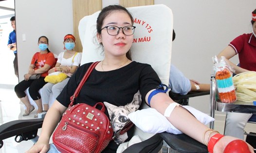 Hơn 400 lao động trẻ ở Bình Dương tham gia hiến máu cứu người. Ảnh: Đình Trọng