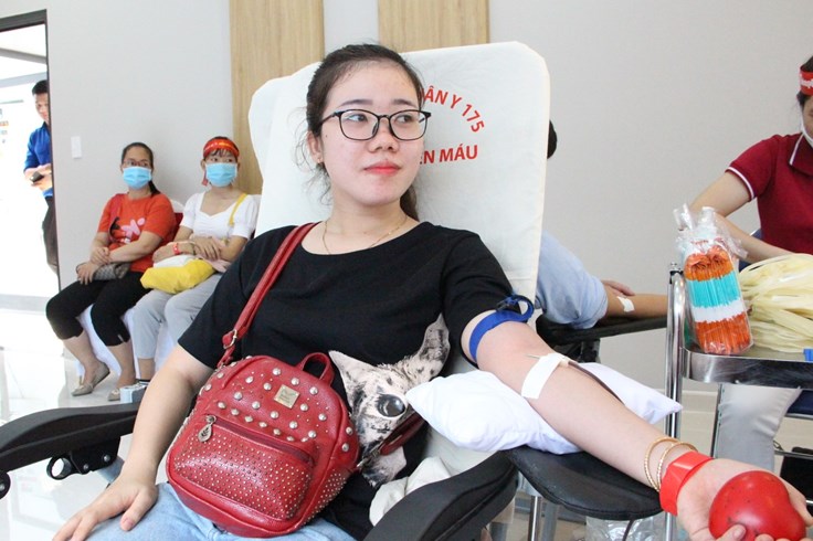 Hơn 400 lao động trẻ Bình Dương tham gia hiến máu cứu người