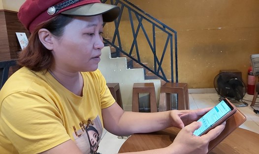 Chị Thái Thị Bích Thảo đang kiểm tra việc gia hẹn thẻ BHYT của mình, Ảnh Nam Dương