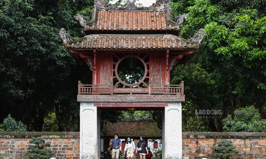 Những vị khách đầu tiên thăm Văn Miếu, Hà Nội ngày đầu mở cửa lại. Ảnh: Minh Hà - Linh Chi