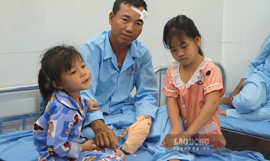 Ông Phan Thanh Phú cùng hai con gái trong trung tâm y tế huyện Trảng Bom. Ảnh: Chân Phúc.