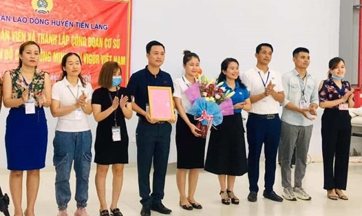 LĐLĐ huyện Tiên Lãng trao quyết định thành lập Công đoàn cơ sở Công ty đồ chơi thông minh Sun Vigor. Ảnh MD