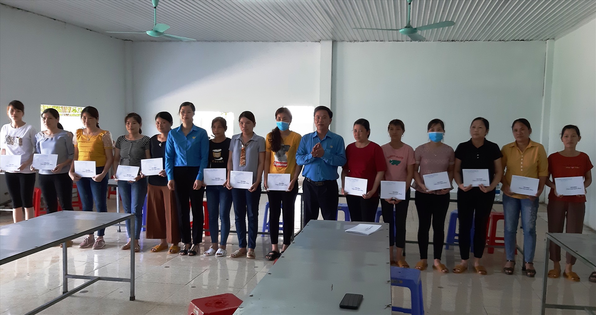 Lãnh đạo LĐLĐ tỉnh và LĐLĐ huyện Chợ Mới trao quà cho công nhân lao động 
Công ty nền móng Hồ Bắc. Ảnh: Lưu Thoan