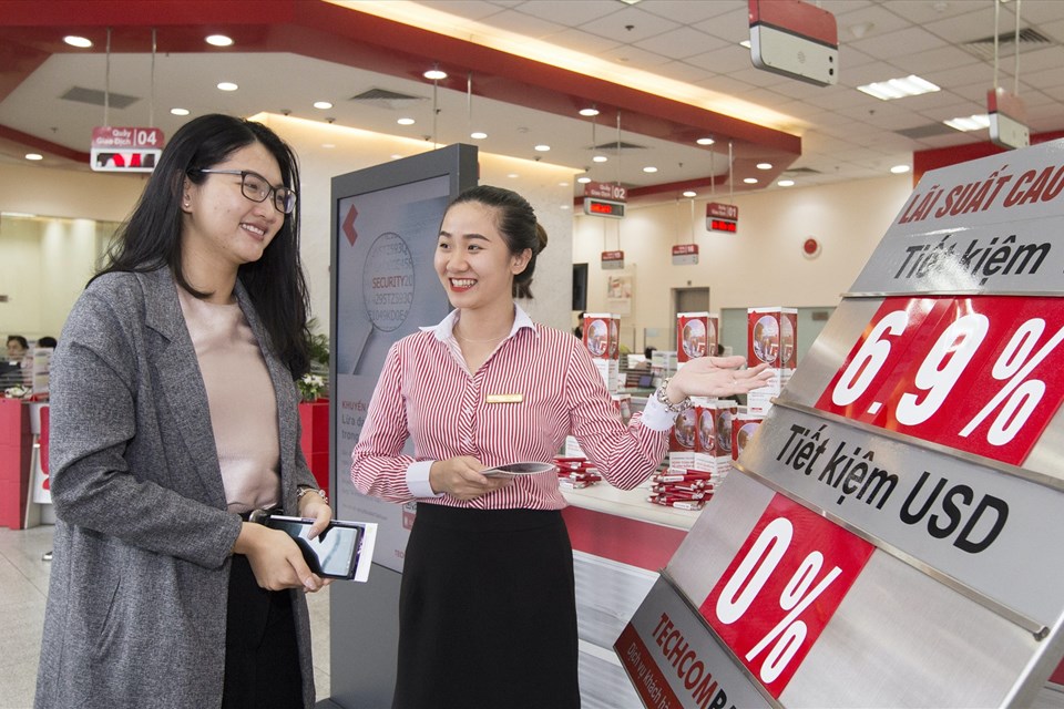 Đồng loạt giảm lãi suất tiền gửi, kênh tiết kiệm có còn hấp dẫn? Đồng loạt giảm lãi suất tiền gửi, kênh tiết kiệm có còn hấp dẫn?