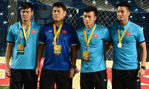 Thủ môn Đặng Ngọc Tuấn (ngoài cùng bên trái) là 1 trong thủ môn U23 Việt Nam đoạt hạng 3 giải M-150 Cup 2017 và sau đó là Á quân U23 Châu Á 2018. Ảnh: Nguyễn Đăng.