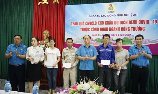 Lãnh đạo LĐLĐ tỉnh Nghệ An trao quà cho công nhân lao động ngành Công Thương. Ảnh: Quang Đại