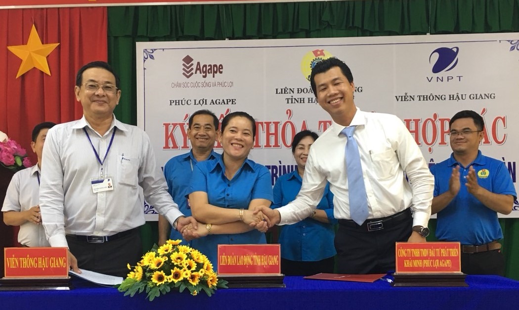 Liên đoàn lao động tỉnh Hậu Giang ký kết hợp tác chương trình phúc lợi cho đoàn viên Công đoàn. Ảnh: Hoài Phúc