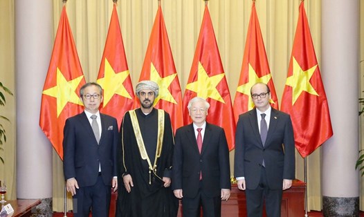 Tổng Bí thư, Chủ tịch Nước Nguyễn Phú Trọng chụp ảnh chung với các Đại sứ. Ảnh: TTXVN.