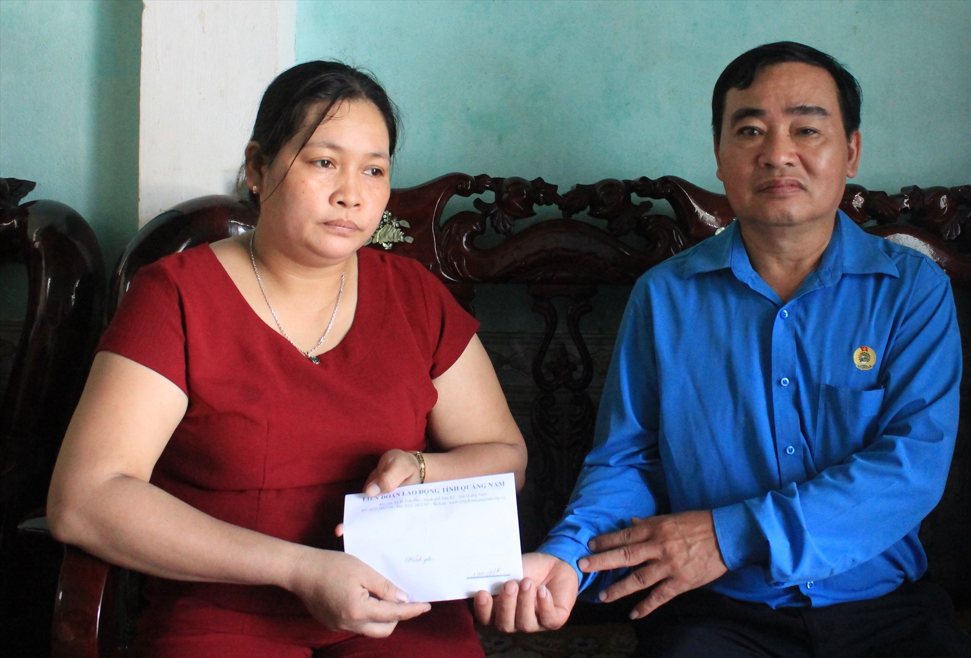 LĐLĐ trao tiền hỗ trợ gia đình nạn nhân bị tai nạn lao động. Ảnh: Thanh Chung