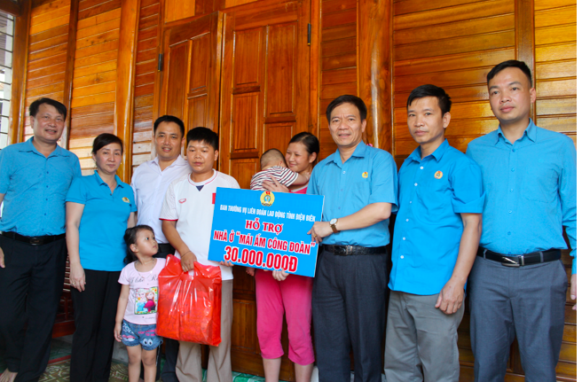 Ông Lê Thanh Hà - Chủ tịch LĐLĐ tỉnh cùng lãnh đạo LĐLĐ huyện Mường Nhé tại Lễ bàn giao nhà cho 2 đoàn viên: Hoàng Mì Thơ – CĐCS Trung tâm Y tế huyện và Lò Văn Niệm – CĐCS Trung tâm giáo dục thường xuyên huyện. Ảnh: Nguyễn Cường