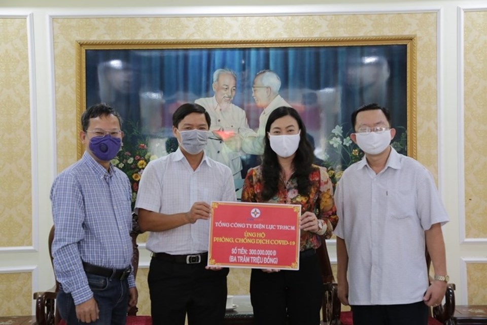 Một doanh nghiệp ủng hộ phòng chống dịch COVID-19 tới Ủy ban Mặt trận Tổ quốc TPHCM. Ảnh Đức Long Một doanh nghiệp ủng hộ phòng chống dịch COVID-19 tới Ủy ban Mặt trận Tổ quốc TPHCM. Ảnh Đức Long