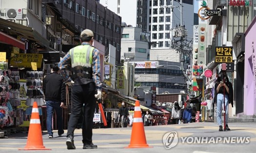 Khu vực quanh Hongdae, phía tây Seoul hôm 13.5 trở nên vắng vẻ sau khi các ca mắc COVID-19 được phát hiện. Ảnh: Yonhap.
