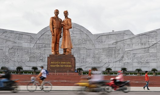 Bức tượng về Bác Hồ thời trẻ - anh thanh niên Nguyễn Tất Thành và người cha - cụ Nguyễn Sinh Sắc tại thành phố Phú Yên (Khánh Hòa).