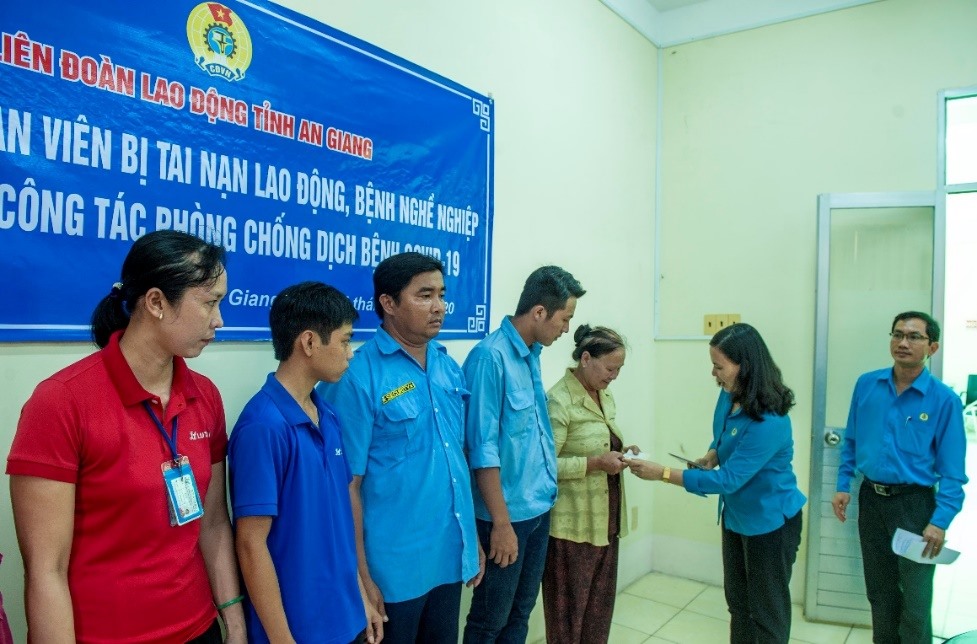 Phó Chủ tịch LĐLĐ tỉnh An Giang Phan Thị Diễm trao quà hỗ trợ cho đoàn viên, người lao động có hoàn cảnh khó khăn, đặc biệt khó khăn, bị tai nạn lao động, bệnh nghề nghiệp, bệnh hiểm nghèo tại Công đoàn các Khu công nghiệp Bình Hòa (Châu Thành). Ảnh: Tuyết Như