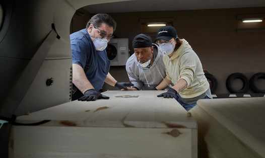 Chris Kasler, Al Johnson và Kim Zambito đang chuyển một quan tài lên xe tang tại nhà tang lễ Sherman's. Ảnh: New Yorker