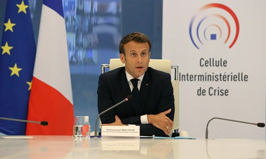 Tống thống Pháp Emmanuel Macron tham gia hội nghị video tại Trung tâm xử lý khủng hoảng của Bộ Nội vụ, ở Paris, ngày 13.5. Ảnh: AFP