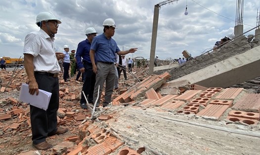 Thứ trưởng Bộ Xây dựng Lê Quang Hùng khảo sát tại hiện trường công trình bị sập khiến 10 người chết. Ảnh: Mạnh Cường
