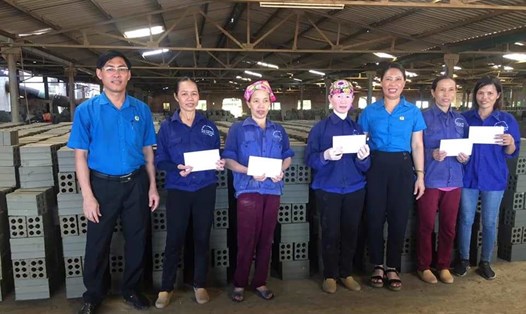 LĐLĐ huyện Lộc Hà trao quà cho công nhân khó khăn. Ảnh: CĐ