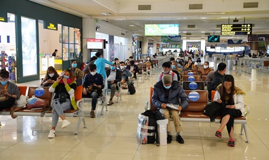 Hành khách ngồi giãn cách tại nhà ga Nội Bài. Ảnh ĐT