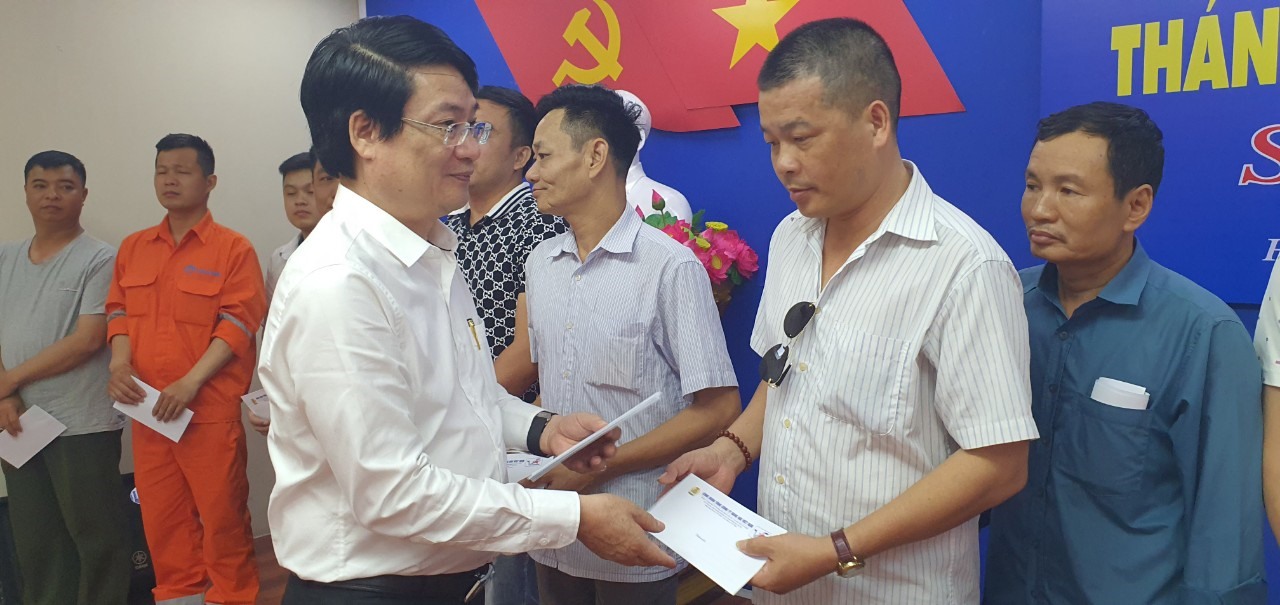 Đồng chí Lê Phan Linh - Chủ tịch Công đoàn Hàng hải Việt Nam tặng quà công nhân có hoàn cảnh khó khăn. Ảnh: Linh Chu