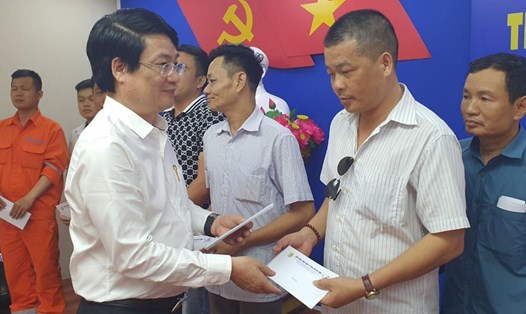 Đồng chí Lê Phan Linh - Chủ tịch Công đoàn Hàng hải Việt Nam tặng quà công nhân có hoàn cảnh khó khăn. Ảnh: Linh Chu