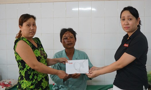 Đại diện Quỹ Tấm lòng Vàng Lao Động đến thăm hỏi, trao quà cho anh Đặng Văn Tặng (sinh năm 1977) đang điều trị tại Bệnh viện đa khoa Thống Nhất (Đồng Nai). Ảnh: Chân Phúc