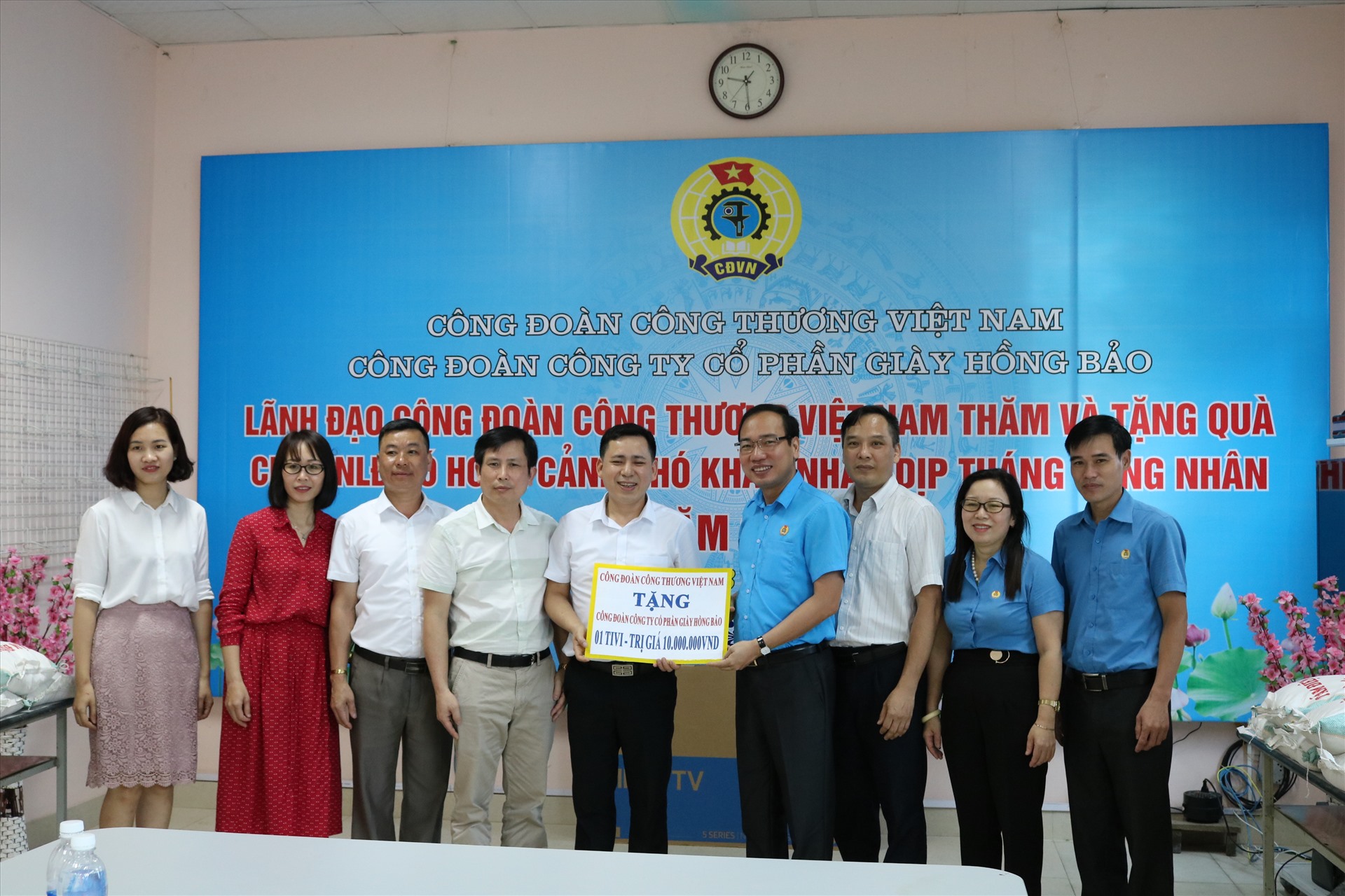 Đồng chí Trần Quang Huy (thứ 4 từ phải sang) tặng quà cho đại diện người lao động Công ty giày Hồng Bảo. Ảnh: Thuỳ Linh