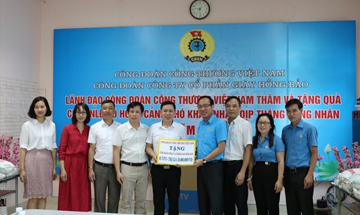 Đồng chí Trần Quang Huy (thứ 4 từ phải sang) tặng quà cho đại diện người lao động Công ty giày Hồng Bảo. Ảnh: Thuỳ Linh