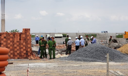 Công an khám nghiệm hiện trường vụ sập công trình tại Khu công nghiệp Giang Điền, huyện Trảng Bom, tỉnh Đồng Nai. 
Ảnh: Minh Châu