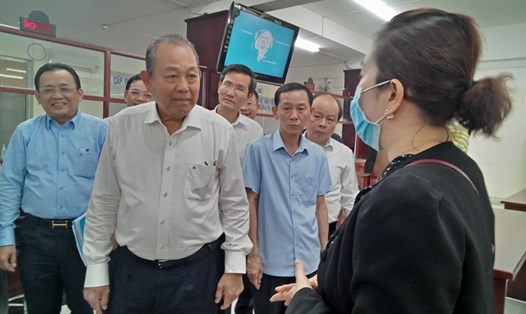 Phó Thủ tướng Thường trực Trương Hòa Bình hỏi thăm người dân đi làm thủ tục hành chính tại bộ phận một cửa UBND TP Nha Trang. Ảnh: Nhiệt Băng